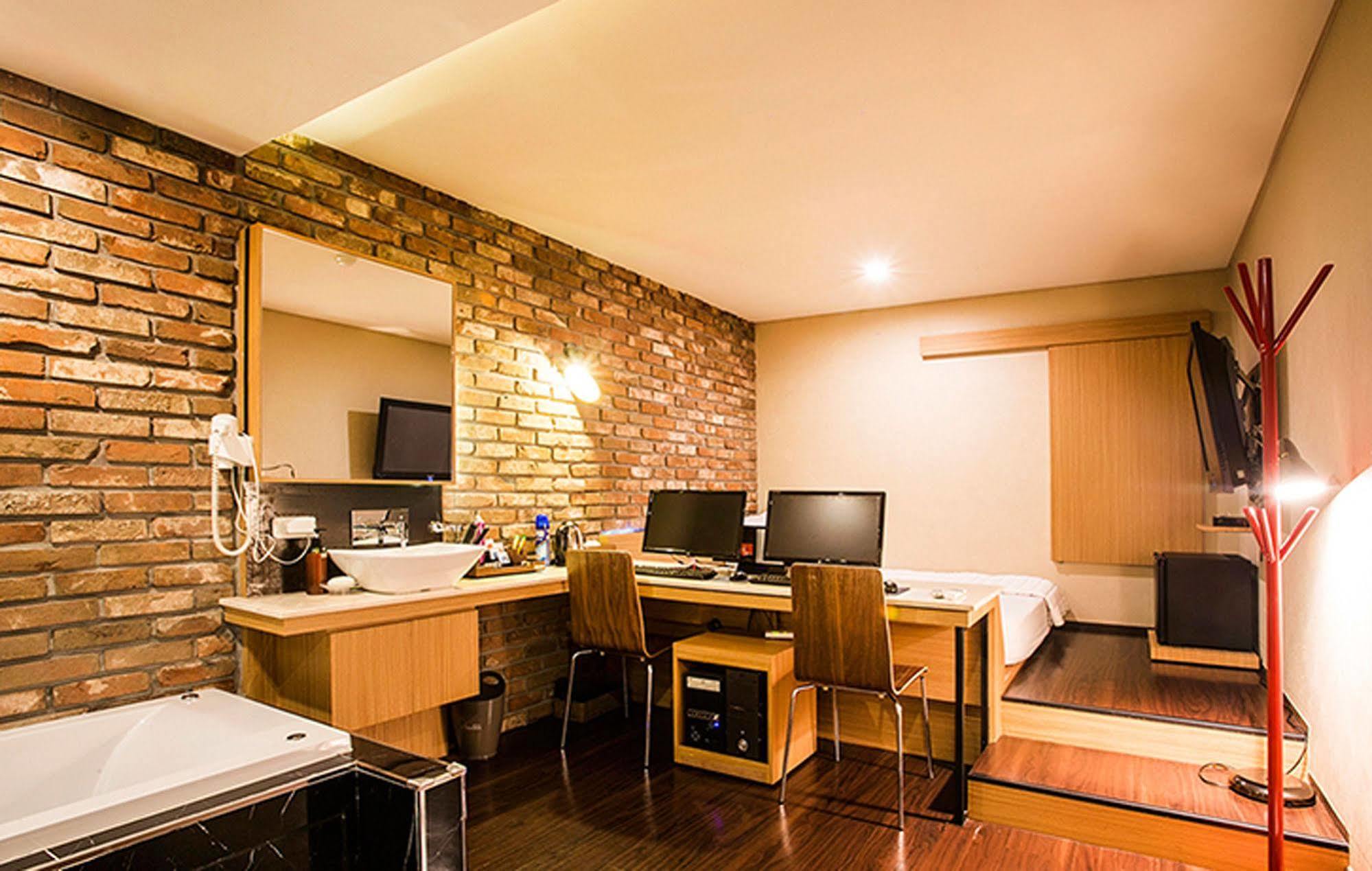 Comma Hotel Busan Esterno foto